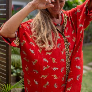 Camisa Onça com fundo Vermelho